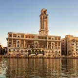 Fu l�impresa Ceci & Nigro a occuparsi della realizzazione di questa parte, che fu arricchita da numerosi edifici pubblici che ancora oggi definiscono lo skyline del lungomare di levante. Tra questi la Provincia con la sua imponente torre dell�orologio...